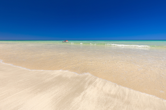 Feiner wei&szlig;er Sandstrand, t&uuml;rkisblaues Meer, das nach hinten in ein tiefes Balu &uuml;bergeht